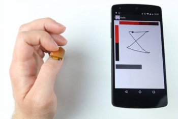 Ecco l'unghia hi-tech che comanda pc e smartphone. Nuovo dispositivo indossabile sviluppato al Mit