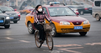 Nemico smog per bimbi e anziani, Sos pelle e cuore. Guanti, shampoo, filtro solare per difendersi da polveri sottili