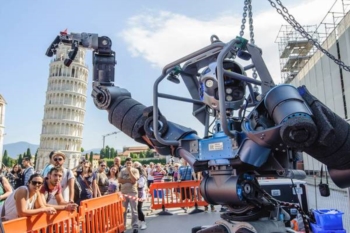 Il robot Walk-Man 'sorregge' la Torre pendente di Pisa. Grazie ad una mano simile a quella umana