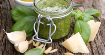 Il pesto danneggia lambiente secondo biologo USA