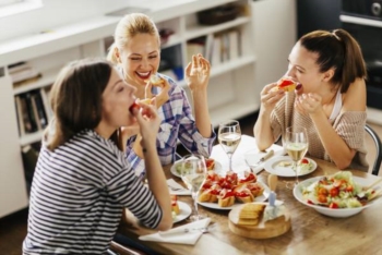 Il cibo ti fa bella, le rughe si curano soprattutto a tavola. Sette regole antiaging per la salute di pelle e capelli