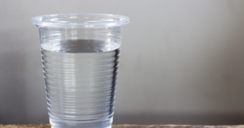 Bicchieri in bio plastica, ecco i contenitori che si possono mangiare