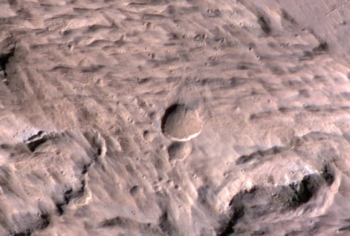 Un nuovo cratere su Marte, dall'impatto di un meteorite. Accompagnato da un'esplosione, come in Russia nel 2013