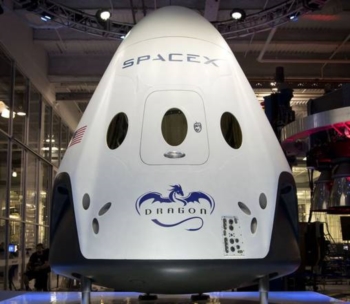 Space X presenta Dragon V2, per equipaggi umani. Capace di trasportare fino a sette persone