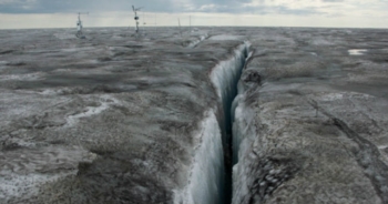 Neve nera scoperta nell’Artico: allarme inquinamento