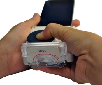 Analisi del sangue in 15 minuti con lo smartphone. Laboratorio 'tascabile' per paesi in via di sviluppo