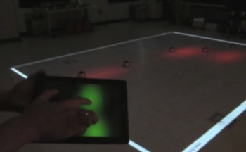 Sciami di robot telecomandati dal tablet. Guidati dalla luce per lavorare nelle fabbriche o nei campi