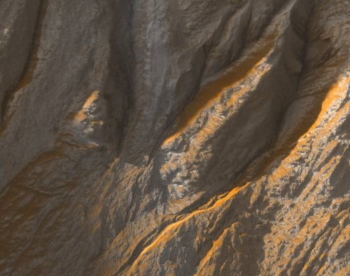 I canali di Marte scavati dal ghiaccio secco, non dall'acqua. Si rivedono le teorie sul passato del pianeta