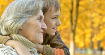 Declino cognitivo: badare ai nipoti rimedio naturale per i nonni