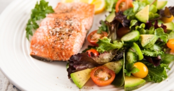 Mangiare salmone e pesce azzurro aiuta a proteggere la vista